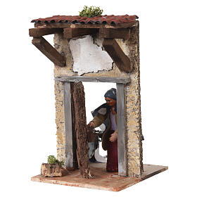 Signora esce di casa movimento 20x10x15 cm presepe napoletano 10 cm