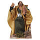 Re Magio Baldassarre con mirra in movimento 15x10x15 cm per presepe da 10 cm s1