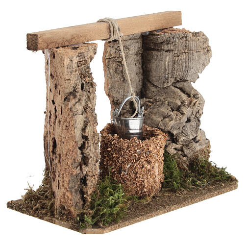 Pozo entre las rocas con cubo de madera y corcho 10x15x5 cm para belén 8 cm 2