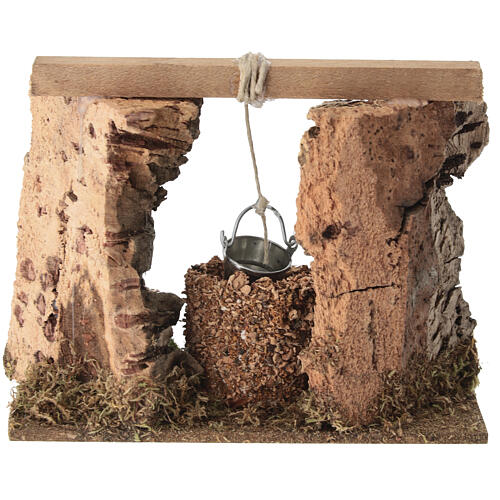 Pozo entre las rocas con cubo de madera y corcho 10x15x5 cm para belén 8 cm 4