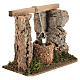 Pozo entre las rocas con cubo de madera y corcho 10x15x5 cm para belén 8 cm s2