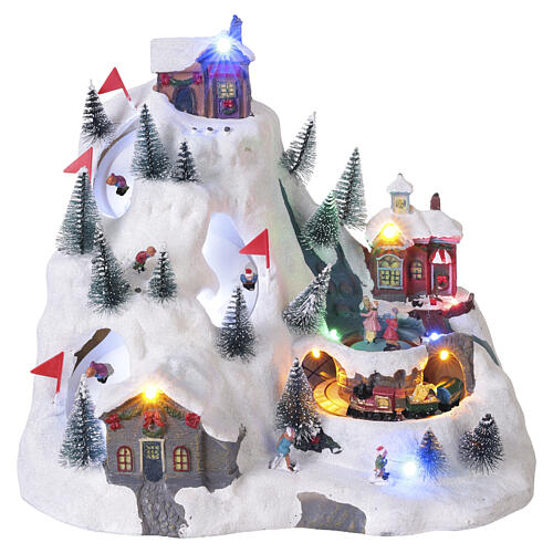 Villaggio natalizio montagna movimento sciatori trenino 30x30x20 cm con luci e musica 1