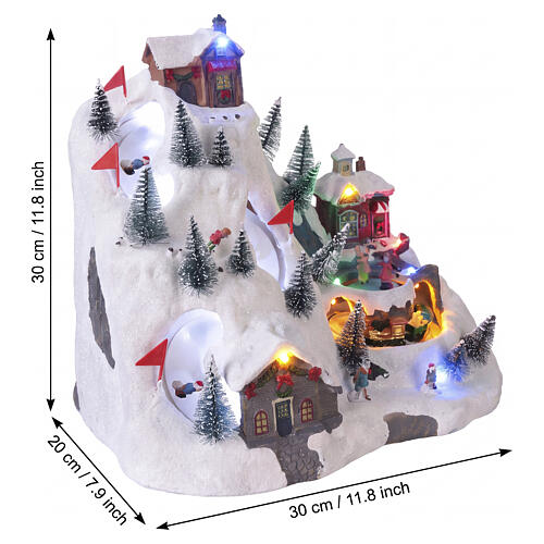 Villaggio natalizio montagna movimento sciatori trenino 30x30x20 cm con luci e musica 3