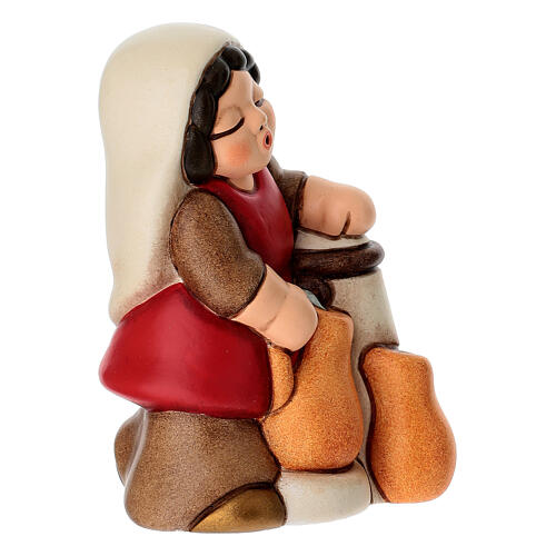 Mulher na fonte THUN linha Presépio Clássico Vermelho 3