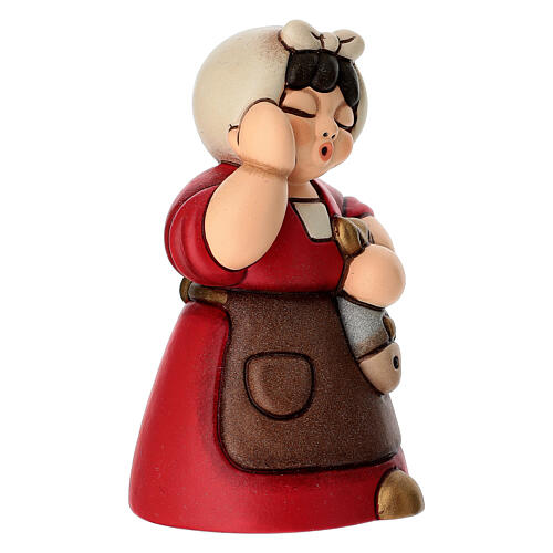 Femme avec poisson en céramique THUN gamme Crèche Classique rouge 3