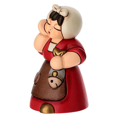 Donna con pesce in ceramica THUN linea Presepe Classico rosso 2