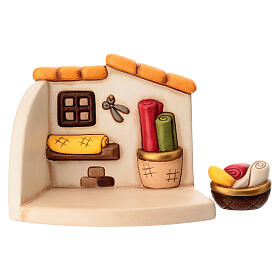 Bottega della sarta con cesti di stoffe in ceramica THUN linea Presepe Classico