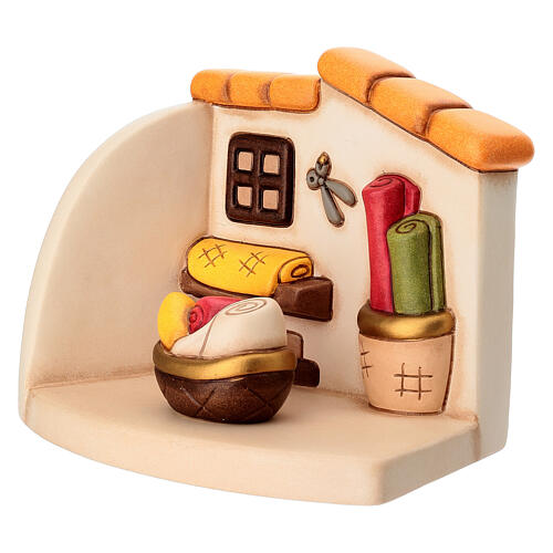 Bottega della sarta con cesti di stoffe in ceramica THUN linea Presepe Classico 3