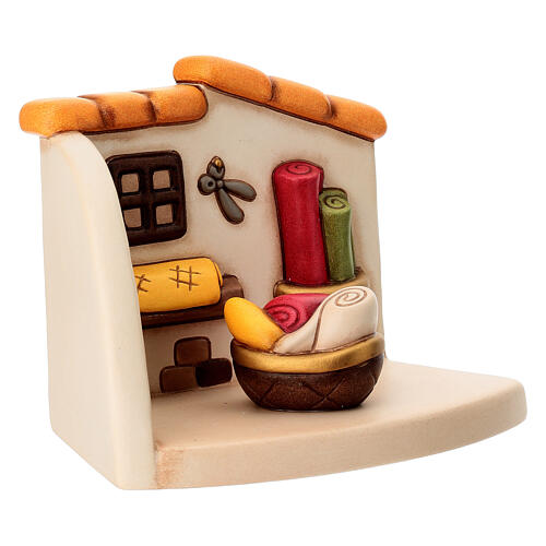Bottega della sarta con cesti di stoffe in ceramica THUN linea Presepe Classico 5