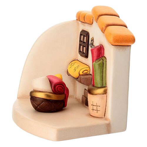 Bottega della sarta con cesti di stoffe in ceramica THUN linea Presepe Classico 7