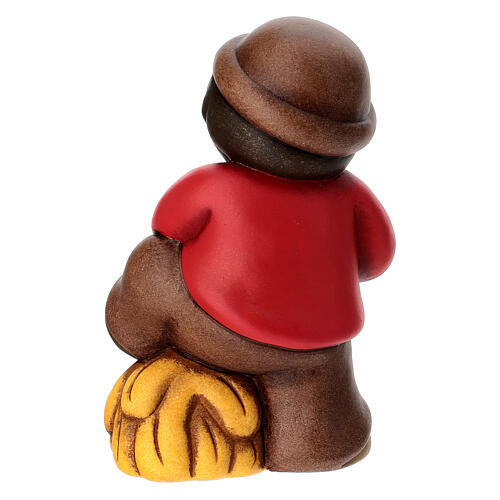 Homme avec fourche et foin THUN en céramique de la gamme Crèche Classique rouge 4
