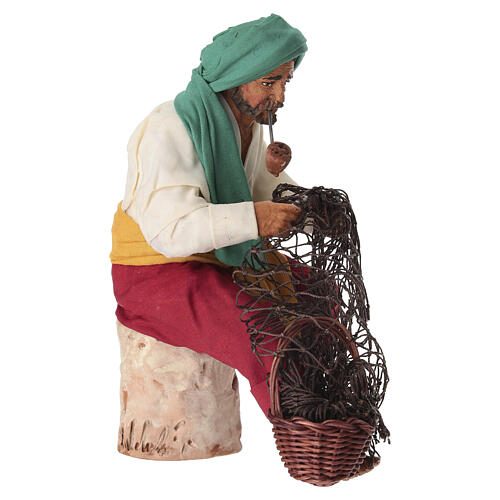 Sitzender Fischer beim Netzknüpfen, aus Terrakotta, für 15–16 cm Krippe im neapolitanischen Stil 2