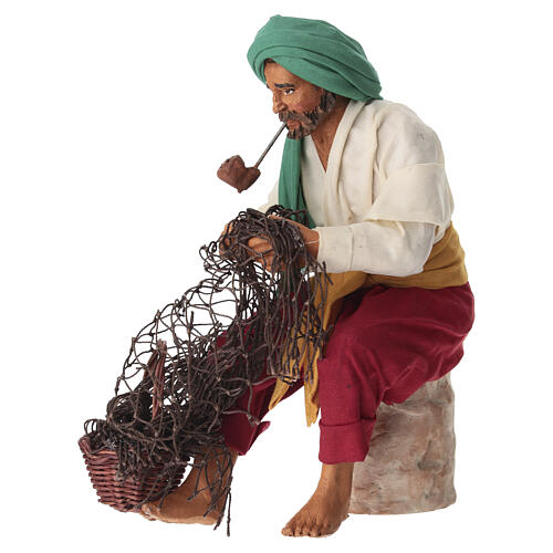 Sitzender Fischer beim Netzknüpfen, aus Terrakotta, für 15–16 cm Krippe im neapolitanischen Stil 3