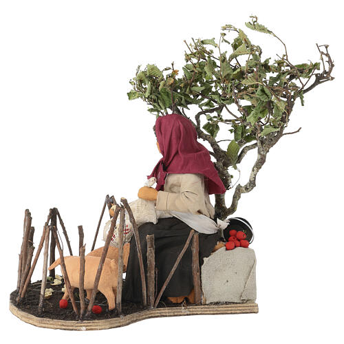 Donna che dà da mangiare ai maiali con movimento per presepe napoletano 20 cm 6
