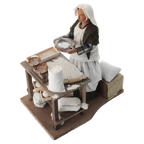 Kobieta przesiewająca mąkę - ruchoma figurka do szopki neapolitańskiej 30 cm 3