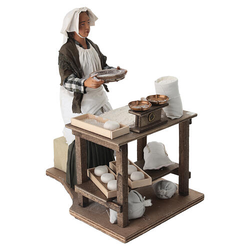 Kobieta przesiewająca mąkę - ruchoma figurka do szopki neapolitańskiej 30 cm 4