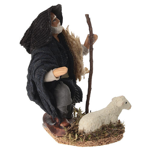Kneeling man with little sheep for 10 cm Neapolitan Nativity Scene 3