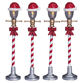 Santa Hat Street Lamp 4-teiliges beleuchtetes Set (4,5 V) Lemax Santa's Wonderland 10x8x2 cm - 64472