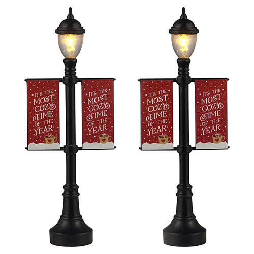 Lamp Post Banners Set 2-teilig (4,5 V) beleuchtet Lemax Caddington Village 11x4x2 cm – 64646 1