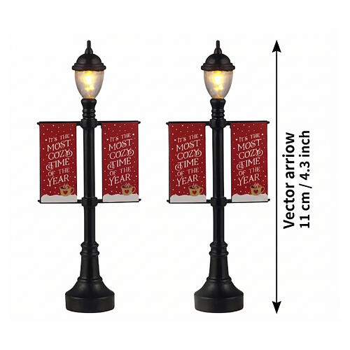 Lamp Post Banners Set 2-teilig (4,5 V) beleuchtet Lemax Caddington Village 11x4x2 cm – 64646 2
