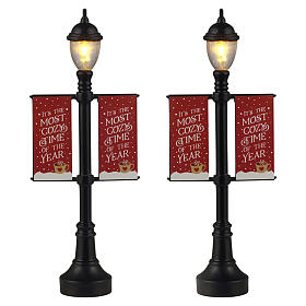 Lamp Post Banners ensemble 2 pièces (4,5 V) illuminé Lemax Caddington Village 11x4x2 cm - 64646