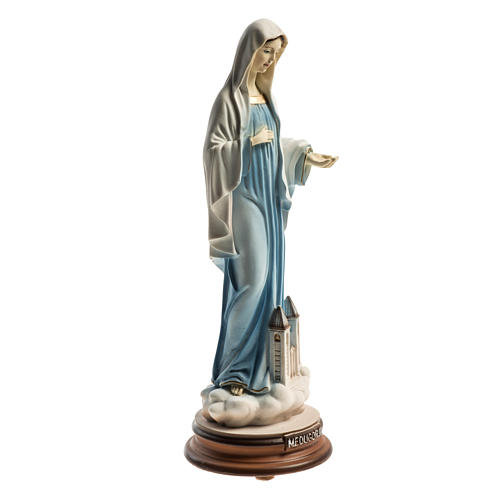 Statue Gottesmutter Regina Pacis 21cm mit Kirche 2