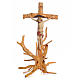 Crucifixo Medjugorje em madeira de pinheiro sobre raíz h 133 cm s1