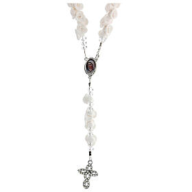 Rosenkranz aus Medjugorje mit Perlen in Form weißer Rosen, Kreuz mit Strasssteinen