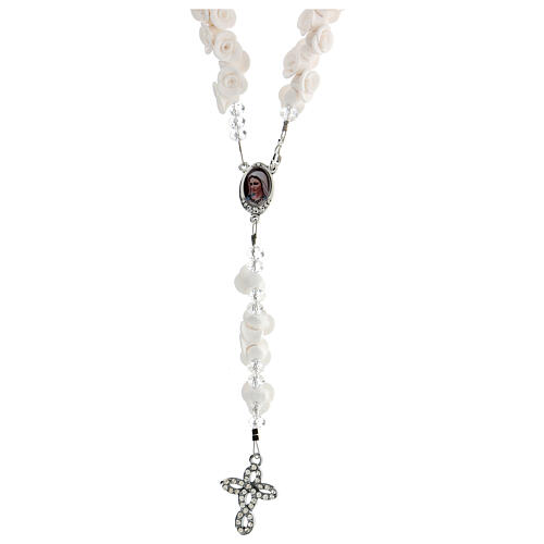 Rosenkranz aus Medjugorje mit Perlen in Form weißer Rosen, Kreuz mit Strasssteinen 1