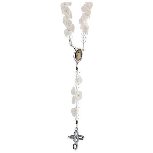 Rosenkranz aus Medjugorje mit Perlen in Form weißer Rosen, Kreuz mit Strasssteinen 2