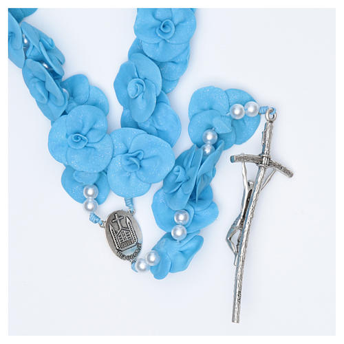 Wandrosenkranz aus Medjugorje mit Perlen in Form hellblauer Rosen 2