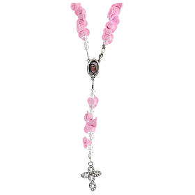 Rosenkranz aus Medjugorje mit Perlen in Form hellrosa Rosen, Kreuz mit Strasssteinen