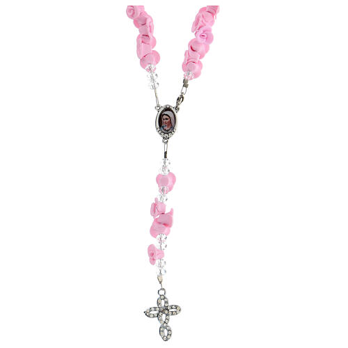 Rosenkranz aus Medjugorje mit Perlen in Form hellrosa Rosen, Kreuz mit Strasssteinen 1