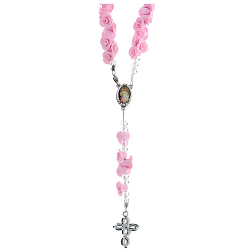 Rosenkranz aus Medjugorje mit Perlen in Form hellrosa Rosen, Kreuz mit Strasssteinen 2