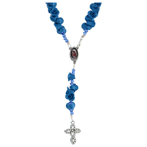 Rosenkranz aus Medjugorje mit Perlen in Form blauen Rosen, Kreuz mit Strasssteinen 1