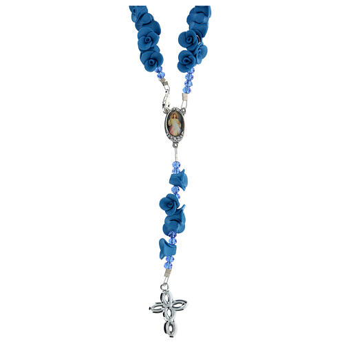 Rosenkranz aus Medjugorje mit Perlen in Form blauen Rosen, Kreuz mit Strasssteinen 2