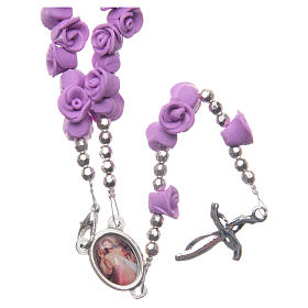 Rosenkranz aus Medjugorje mit Perlen in Form violetter Rosen, Kreuz mit Strasssteinen