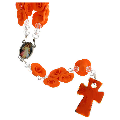 Rosenkranz aus Medjugorje mit Perlen in Form orangefarbener Rosen, Kreuz aus Muranoglas 2