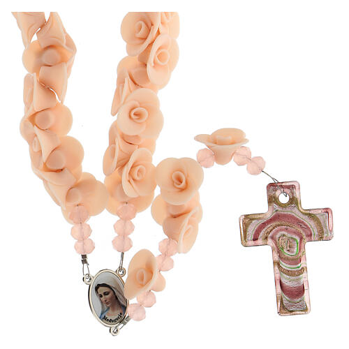 Rosenkranz aus Medjugorje mit Perlen in Form pfirsichfarbener Rosen, Kreuz aus Muranoglas 1