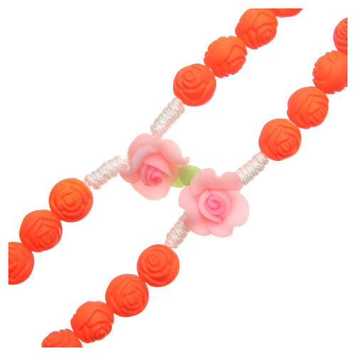 Rosenkranz aus Medjugorje mit orangen Perlen in Rosenform, fluoreszierend 3