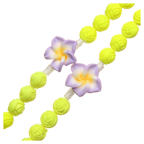 Rosenkranz aus Medjugorje mit gelben fluoreszierenden Perlen in Rosenform 3