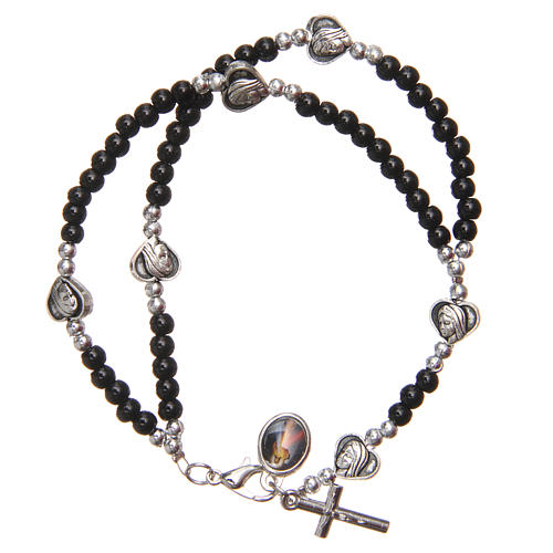 Bransoletka zapinana czarne perełki Madonna z Medziugorie 2