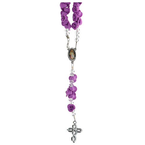 Rosenkranz aus Medjugorje mit Perlen in Form violetter Rosen, Kreuz mit Trinitätsdarstellung 2