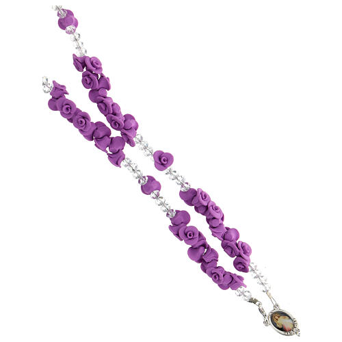 Rosenkranz aus Medjugorje mit Perlen in Form violetter Rosen, Kreuz mit Trinitätsdarstellung 3