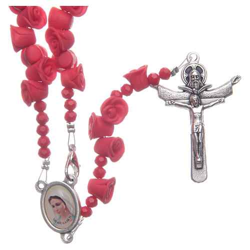 Rosenkranz aus Medjugorje mit Perlen in Form roter Rosen, Kreuz mit Trinitätsdarstellung 1