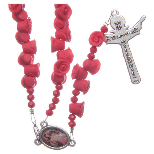 Rosenkranz aus Medjugorje mit Perlen in Form roter Rosen, Kreuz mit Trinitätsdarstellung 2