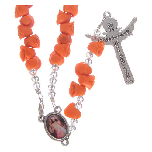 Rosenkranz aus Medjugorje mit Perlen in Form orangefarbener Rosen, Kreuz mit Trinitätsdarstellung 2
