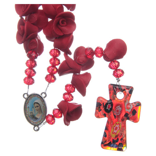 Rosenkranz aus Medjugorje mit Perlen in Form roter Rosen, mehrfarbiges Kreuz 1
