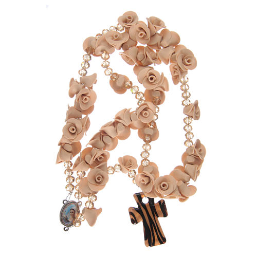 Rosenkranz aus Medjugorje mit Perlen in Form ecrufarbener Rosen, mehrfarbiges Kreuz 4