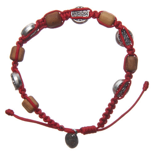 Armband aus Olivenbaumholz mit Kreuz von Sankt Benedikt und roter Kordel 2